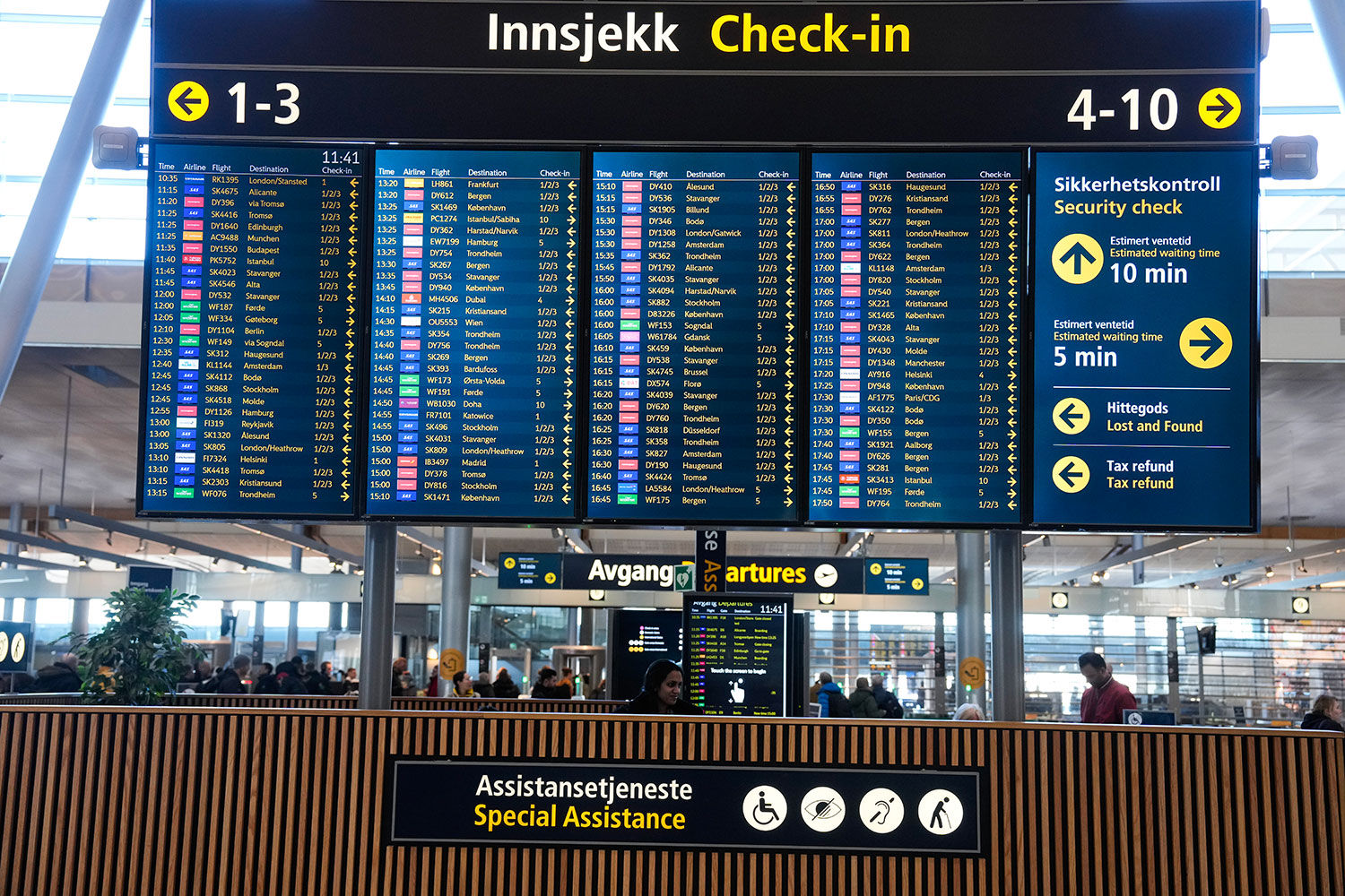 Oslo lufthavn forventer 90.000 reisende gjennom flyplassen fredag.
