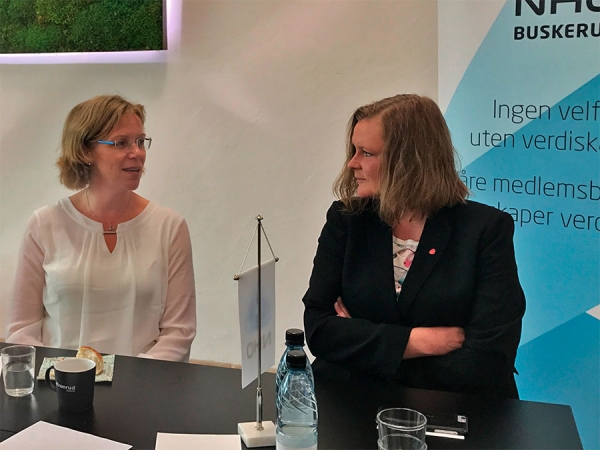 Ellen Grønlund og Anne Sandum i god dialog.