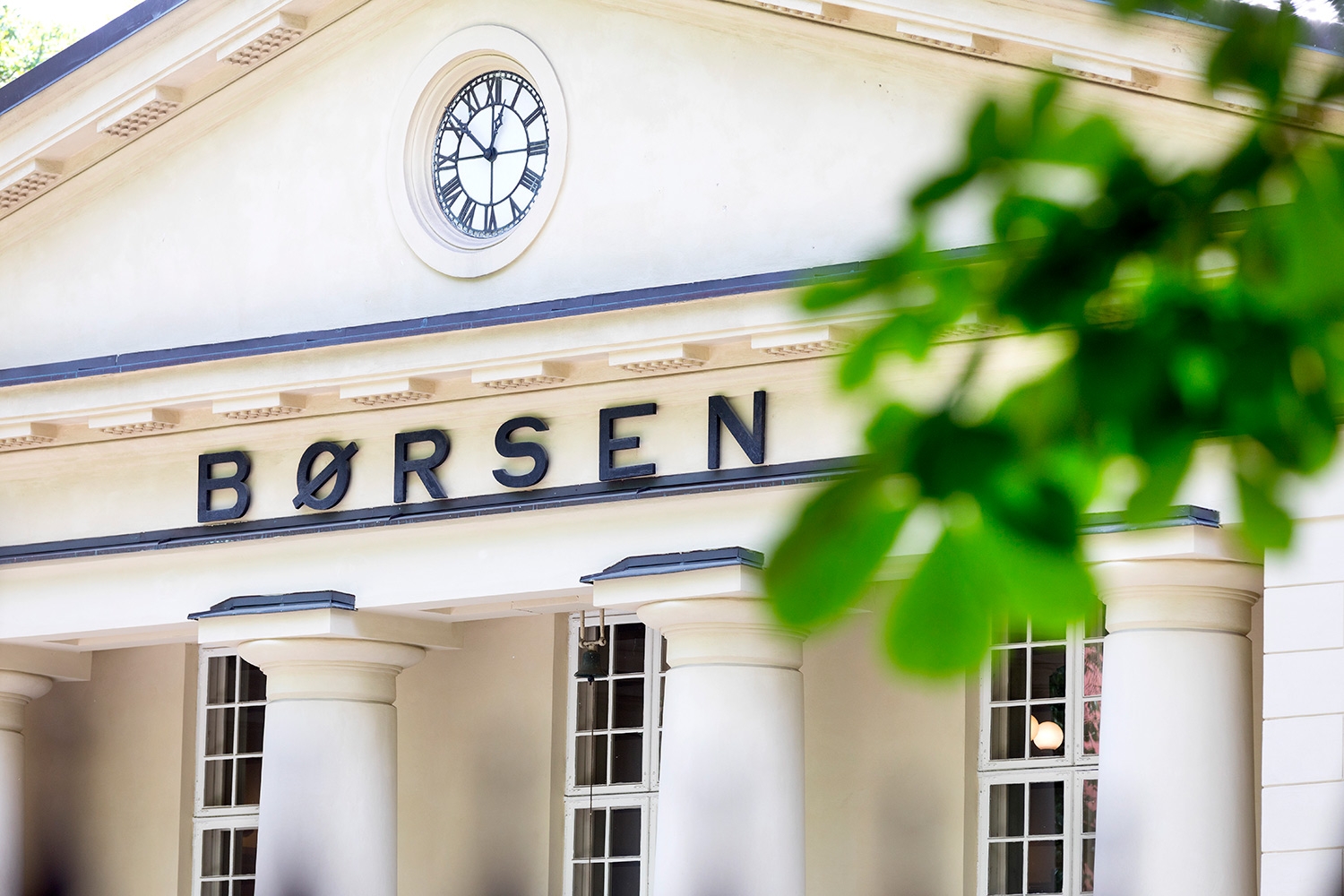 Ikke selg deg ut av fondene dine selv om verdiene stuper som følge av børsfallet, lyder rådet fra en økonomi-analytiker.