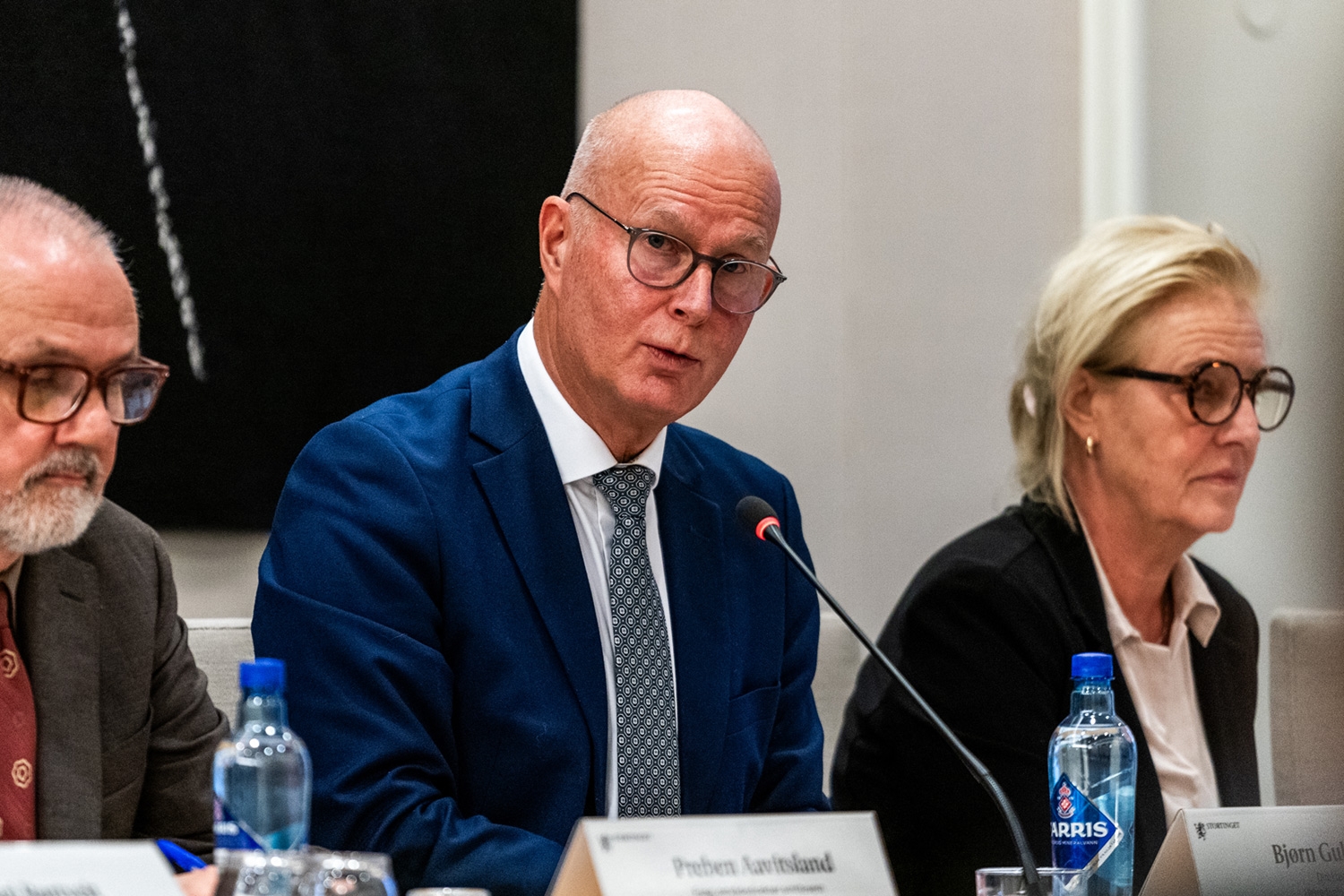 Helsedirektør Bjørn Guldvog (midten) er bekymret over at få eldre har tatt koronavaksinen.