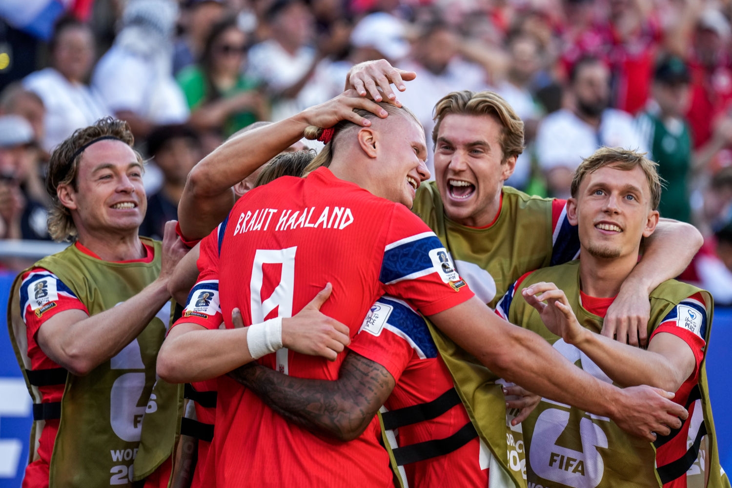 Erling Braut Haaland jubler med reservene etter å ha gjort Norges 2-1-mål mot Irak.