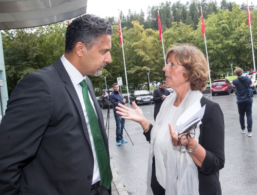 Bærum-ordfører Lisbeth Hammer Krog forteller om et sterkt preget lokalsamfunn etter moskéskytingen og drapet lørdag. Her sammen med Abid Raja da menigheten i Al-Noor Islamic Centre i Bærum samlet seg til Eid på Thon hotel i Sandvika.