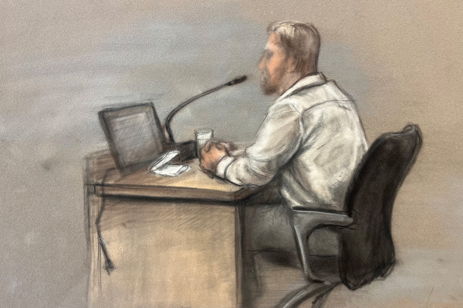 Tegning av mannen som er tiltalt for å ha bestilt og betalt drapet på Jonas Aarseth Henriksen. Her under andre dag av rettssaken. Henriksen ble funnet drept ved en hytte i Nes i Ådal i august 2023.