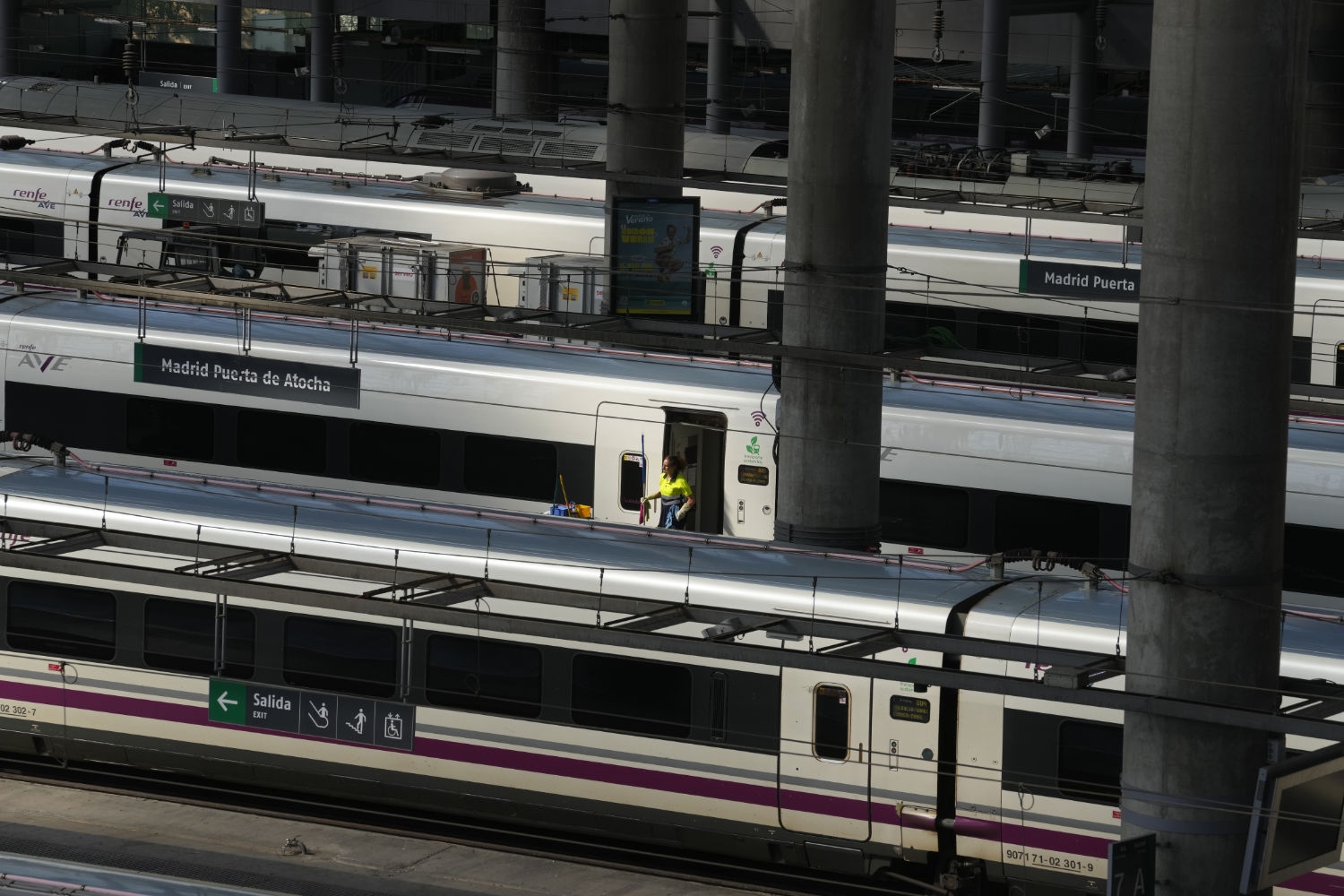 Spanias regjering vil kutte reisetiden med tog mellom Madrid (bildet) og Barcelona til snaut to timer.