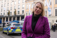 Utenriksminister Anniken Huitfeldt deltar i helgen på sikkerhetskonferansen i München. Hun håper fortsatt på en diplomatisk løsning selv om hun mener det er realistisk at Russland kan angripe Ukraina.