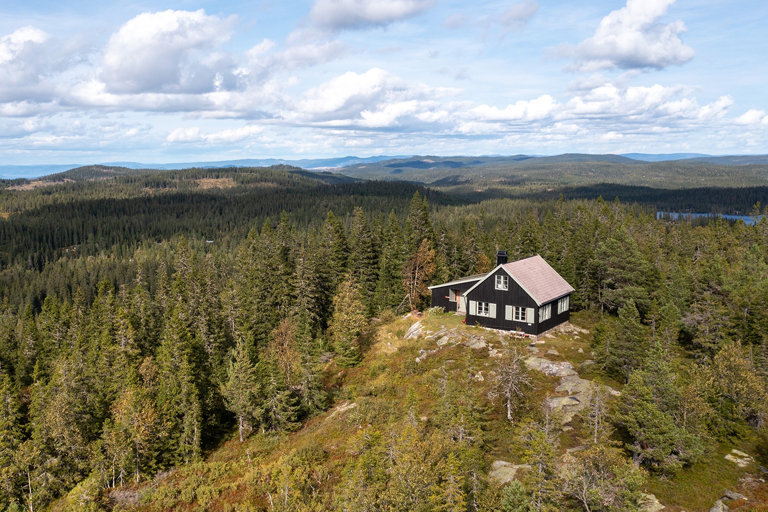 Hytta har en fantastisk beliggenhet oppe på Ringkolltoppen (702 moh.), med utsikt i alle himmelretninger.