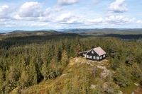Hytta har en fantastisk beliggenhet oppe på Ringkolltoppen (702 moh.), med utsikt i alle himmelretninger.
