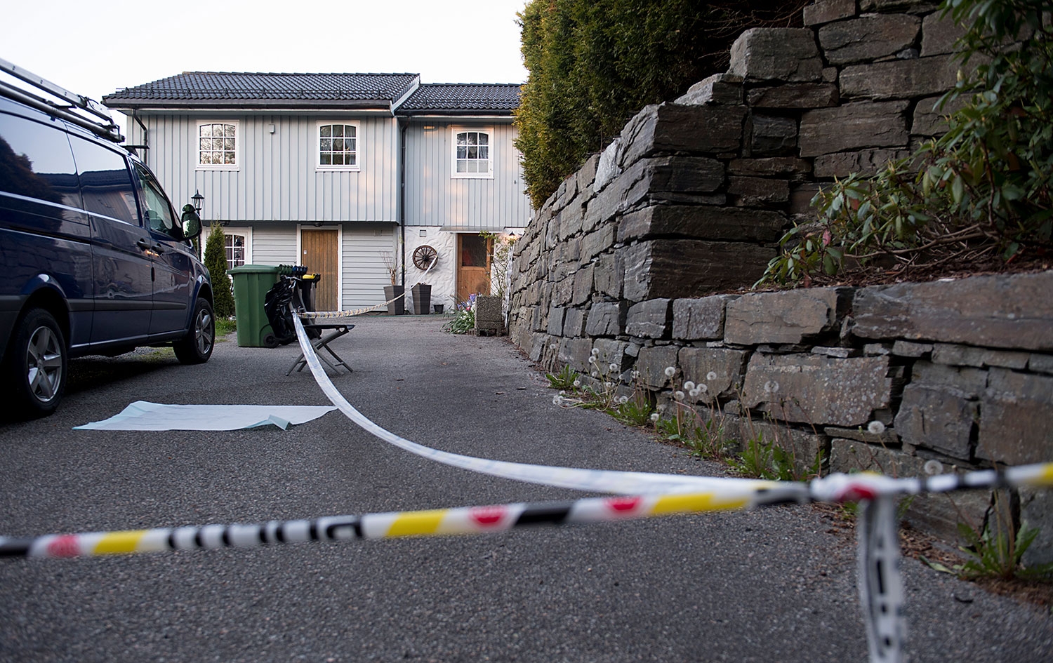 Politiet ble lørdag kveld kontaktet av vitner om en død person i en bolig på Brattholmen på Sotra. En person er pågrepet og siktet for drap.
