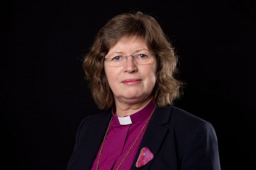 Møre-biskop Ingeborg Midttømme har besluttet at to av prestene ikke lenger skal ha tjeneste i menigheten i Spjelkavik.
