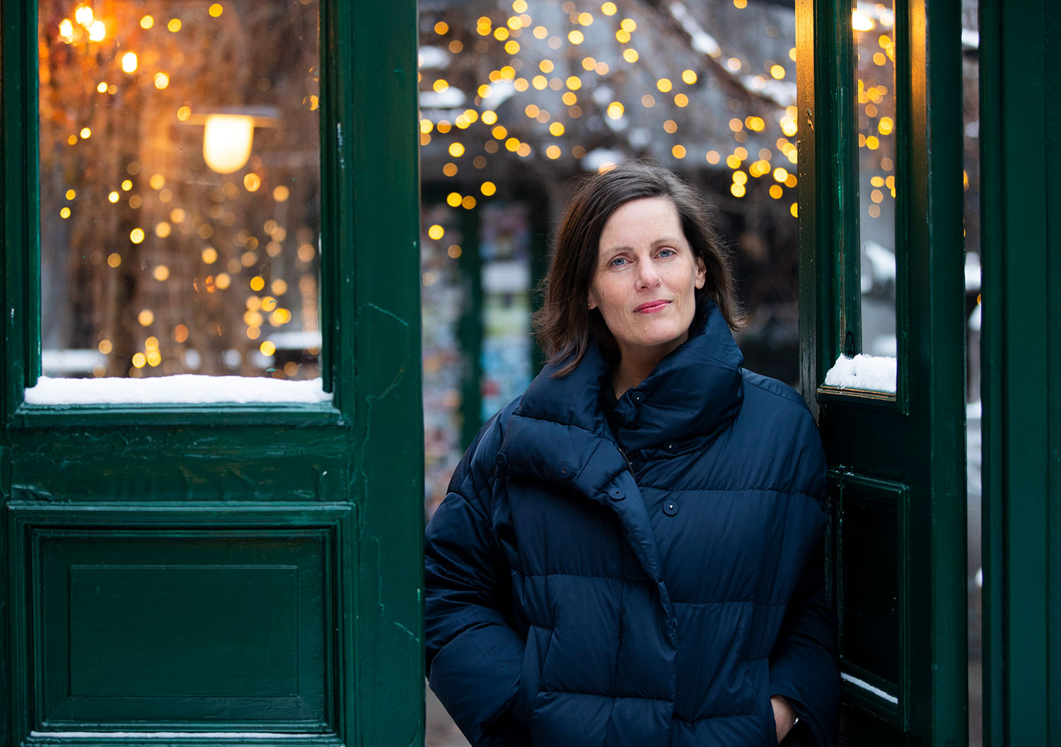 Monica Isakstuen åpner døra til et nytt romanunivers. «I mine venner» gir hun et burlesk blikk på det komplekse venninnelandskapet.