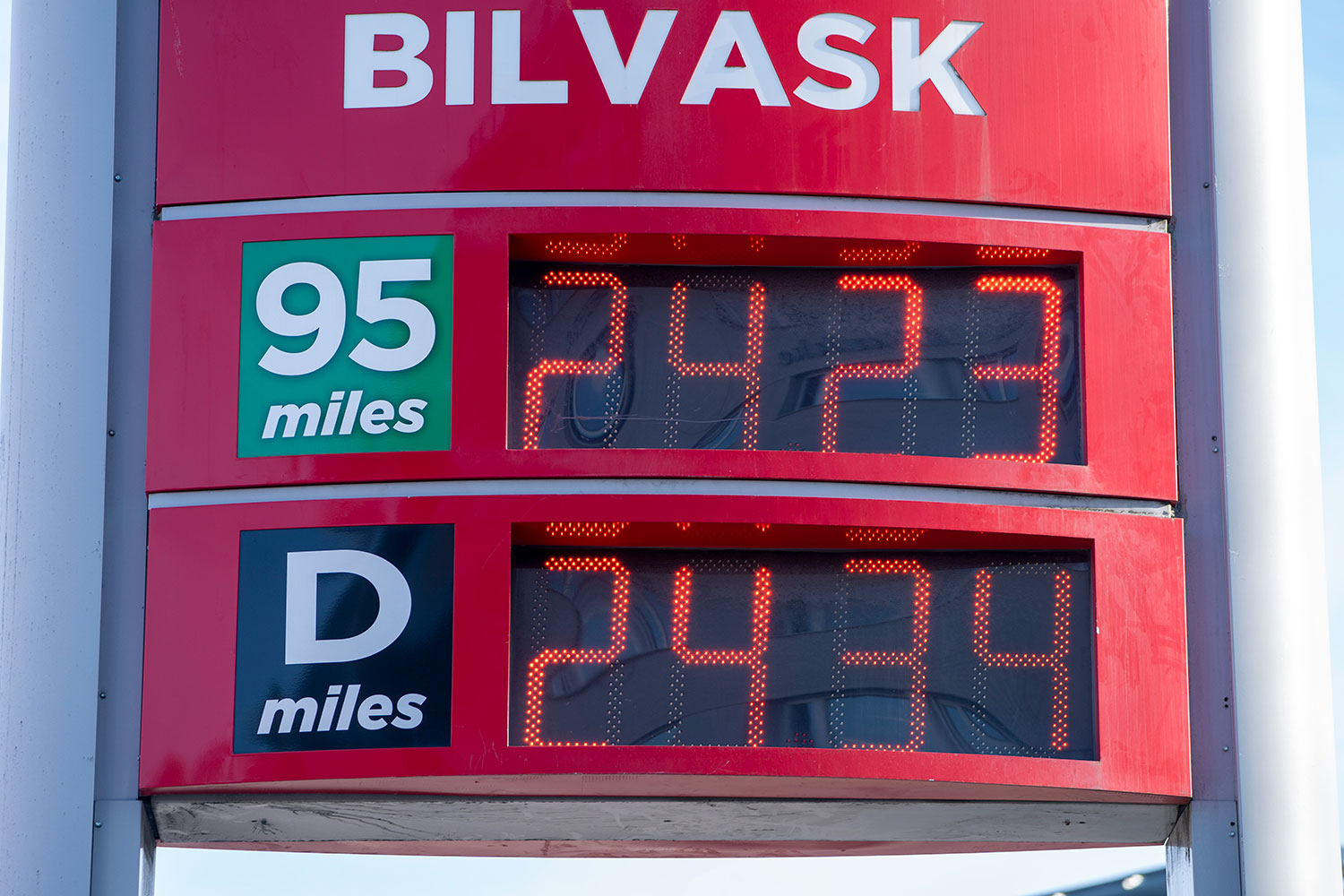 Pumpeprisen på drivstoff har steget til over 24 kr per liter i Oslo-området. Diesel er dyrere enn bensin, og i Tromsø har prisen steget til over 27 kroner.