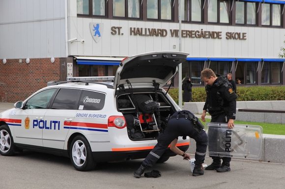 Ei 16 år gammel jente er alvorlig skadd etter å ha blitt knivstukket flere ganger foran medelever på St. Hallvard videregående i Lier. Politiet rykket ut og pågrep en ung mann de mener er gjerningspersonen kort tid etter.