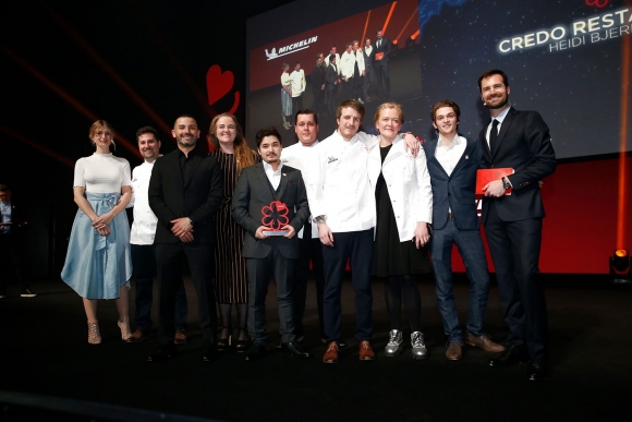 Restaurantsjef i Fagn Jonas Nåvik (nr. fire fra høyre) og Heidi Bjerkan fra Credo (nr. tre fra høyre) sammen med de andre vinnerne av én stjerne under mandagens Michelin-utdeling i Aarhus.