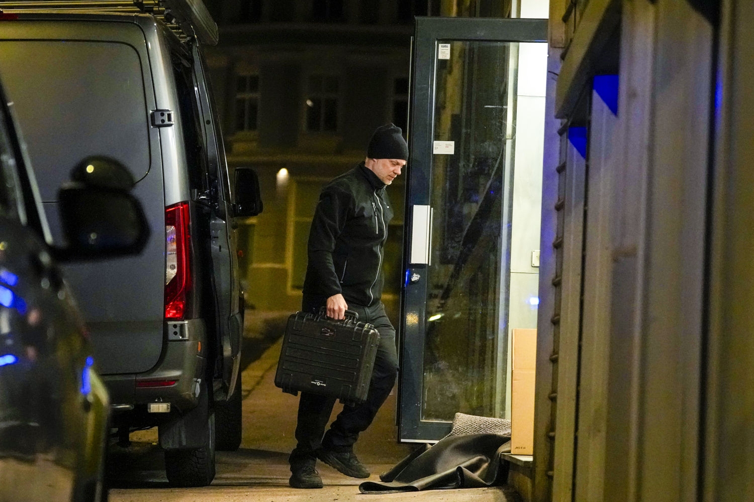 Krimteknikere ankom stedet rundt klokken 4.30.