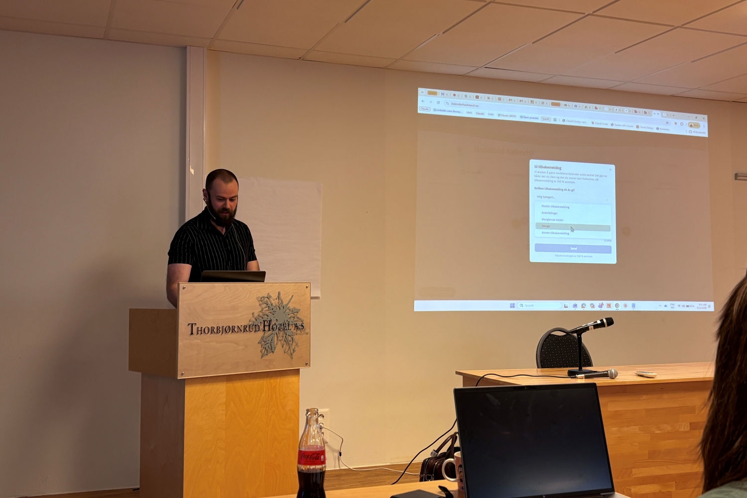 Vebjørn Krågebakk presenterer kalender på Hadelandstinget 2026