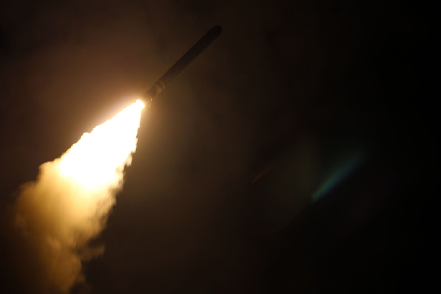 Et Tomahawk-missil skytes ut fra den amerikanske jageren USS Laboon i 2018. USA kan komme til å forsyne Ukraina med slike.
