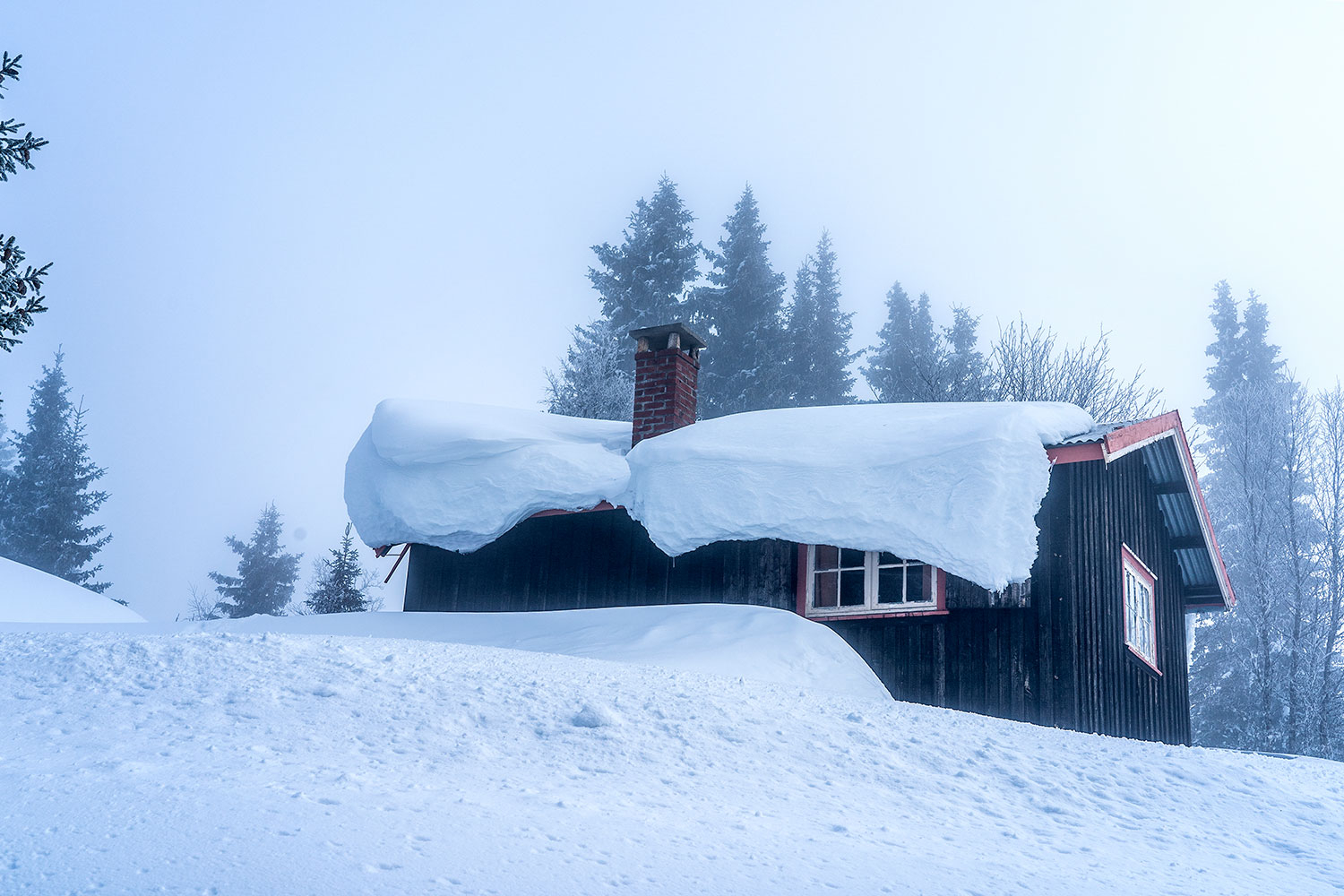 De rekordhøye strømprisene i vinter vil gi hytteeiere med fjellhytter et strømsjokk når regningen kommer. Støtteordningene som er innført inkluderer ikke sekundærboliger og hytter.
