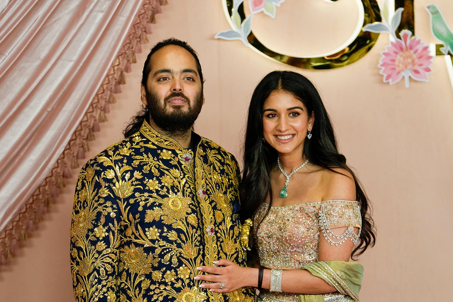Anant Ambani, sønnen til Asias rikeste mann, sammen med sin kommende brud Radhika Merchant, poserer på en av festene i forkant av helgens ekstravagante bryllupsfest.