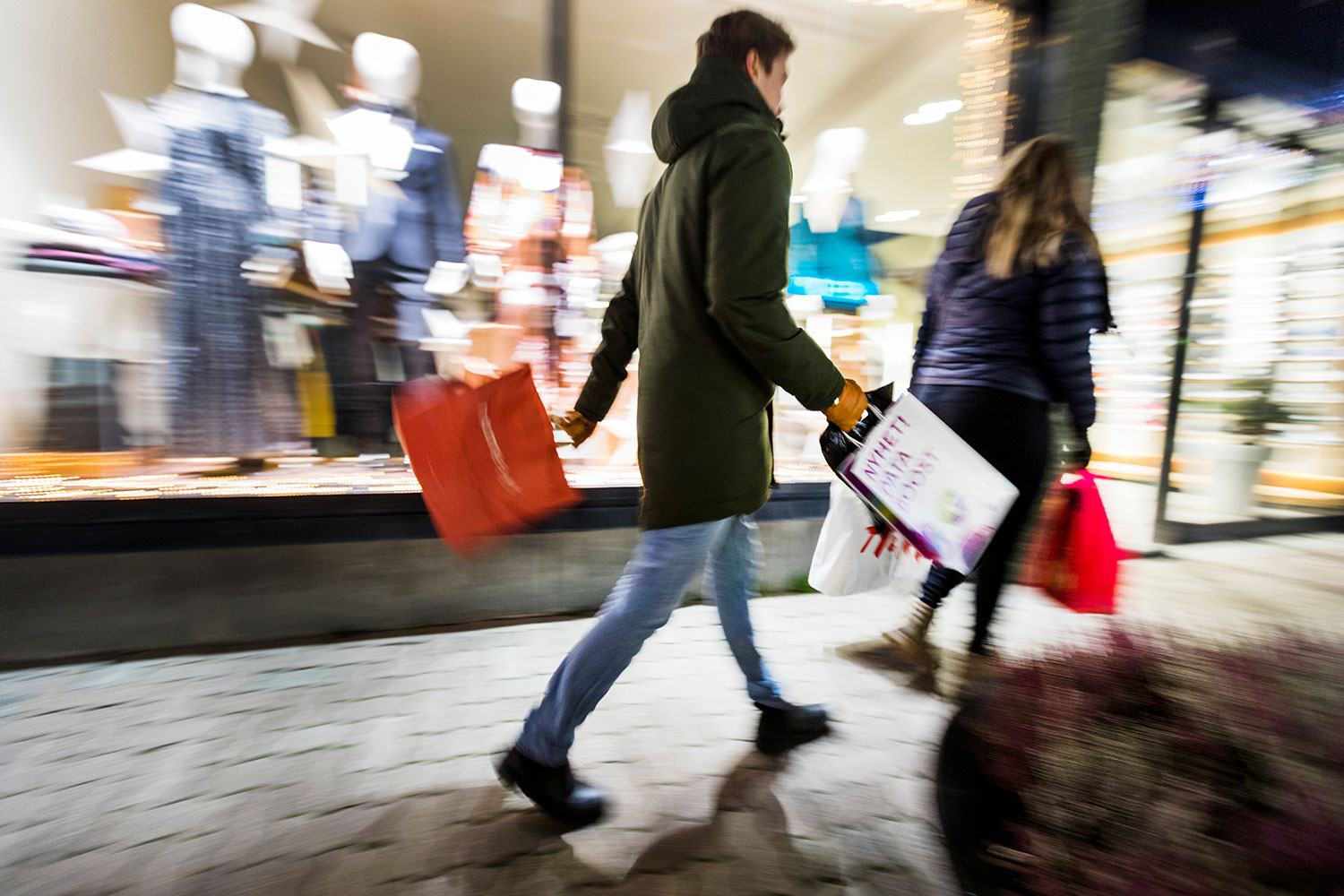 Et Norge sterkt preget av pandemi og koronatiltak går snart inn i førjulstiden. NHO anslår at nordmenn vil bruke rekordmye på årets julehandel.