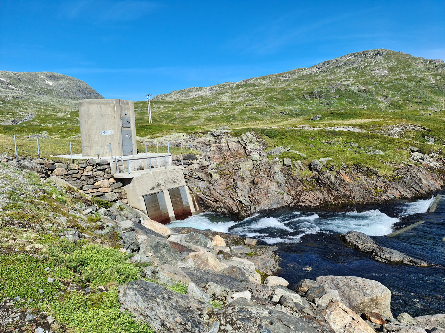 Lyse Kraft varslet på sensommeren at de ønsker å oppruste vannkraftanleggene i Røldal og Suldal for å øke kraftproduksjonen. Men nå har selskapet skrinlagt planene, etter at regjeringen foreslo å ta inn mer skatt fra vannkraftverkene. Bildet er fra inntak i Blåbergdalen hvor vann overføres til Votnamagasinet.