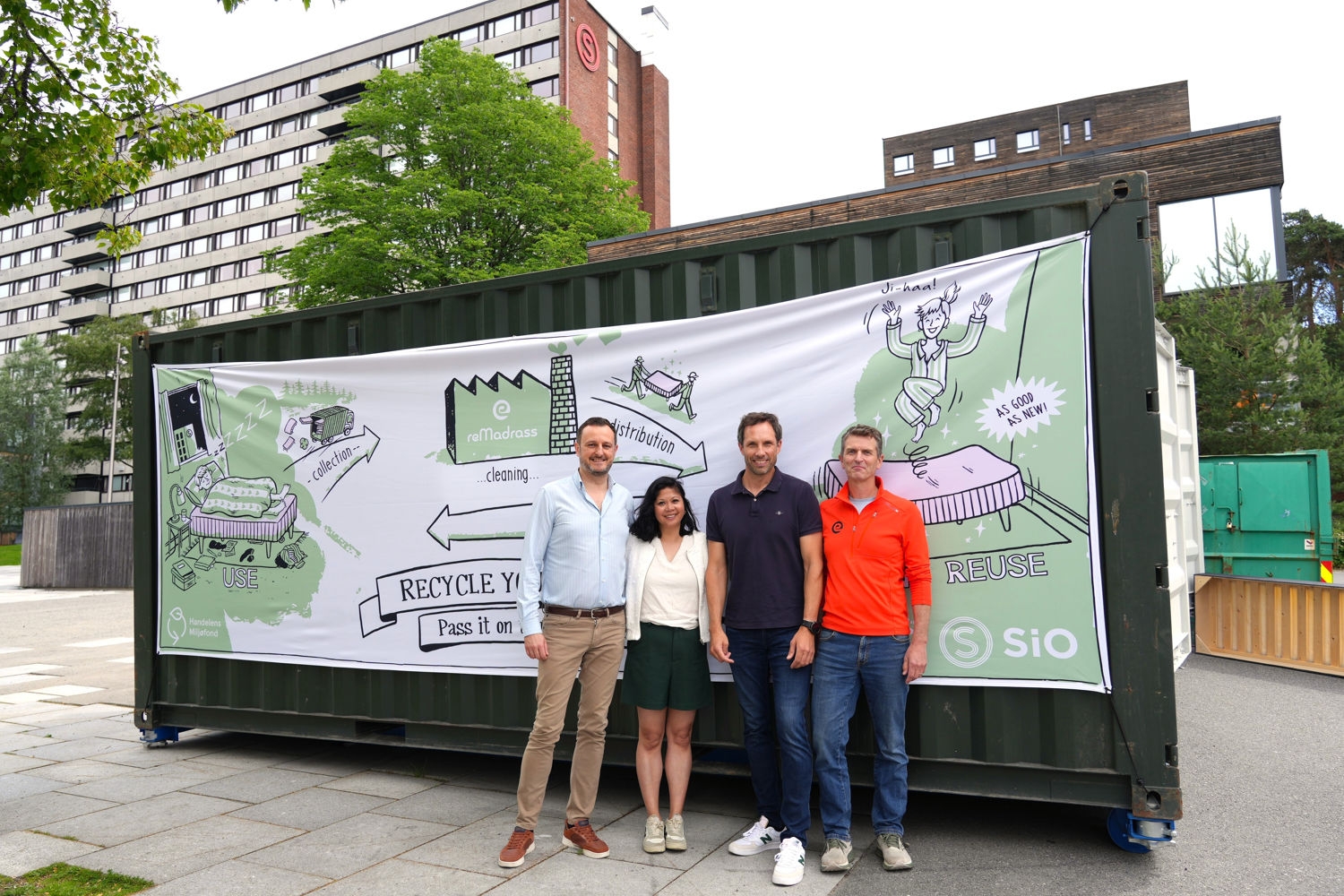 Goran Asanovic og Jennifer Lamson fra Studentsamskipnaden SiO og Svein Bjerke og Lennart Hug fra reMadrass.
