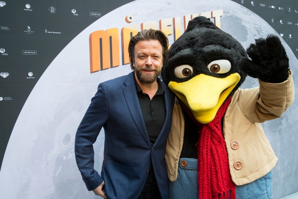 Kåre Conradi sammen med Solan på vei inn til festpremiere.