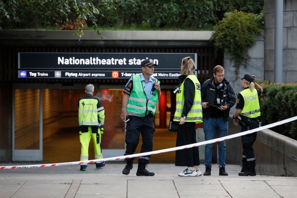 Da VGs folk ba en politimann om hjelp i en anspent situasjon, slettet politimannen flere bilder fra fotografens kamera. Politifolkene på dette bildet, som er tatt etter at ting hadde roet seg, var ikke involvert i saken.
