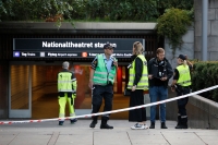 Da VGs folk ba en politimann om hjelp i en anspent situasjon, slettet politimannen flere bilder fra fotografens kamera. Politifolkene på dette bildet, som er tatt etter at ting hadde roet seg, var ikke involvert i saken.