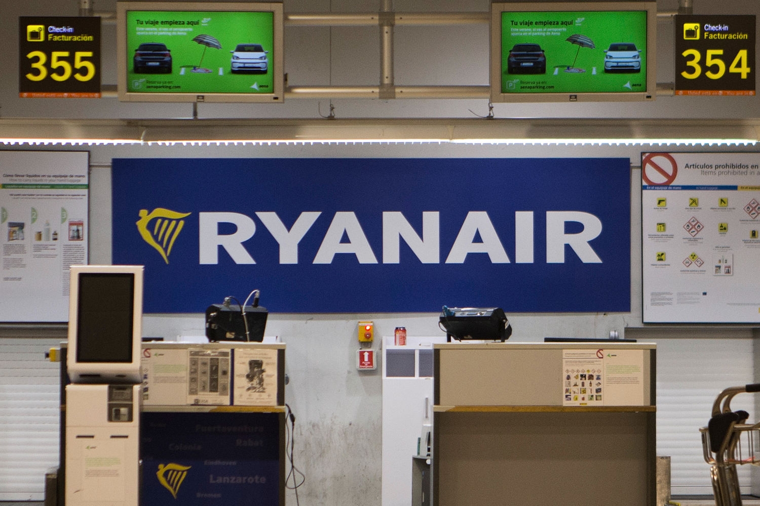 Greske luftfartsmyndigheter jobber med å undersøke hvordan det gikk til at en serbisk turist nesten ble sugd ut av Ryanair-flyet.