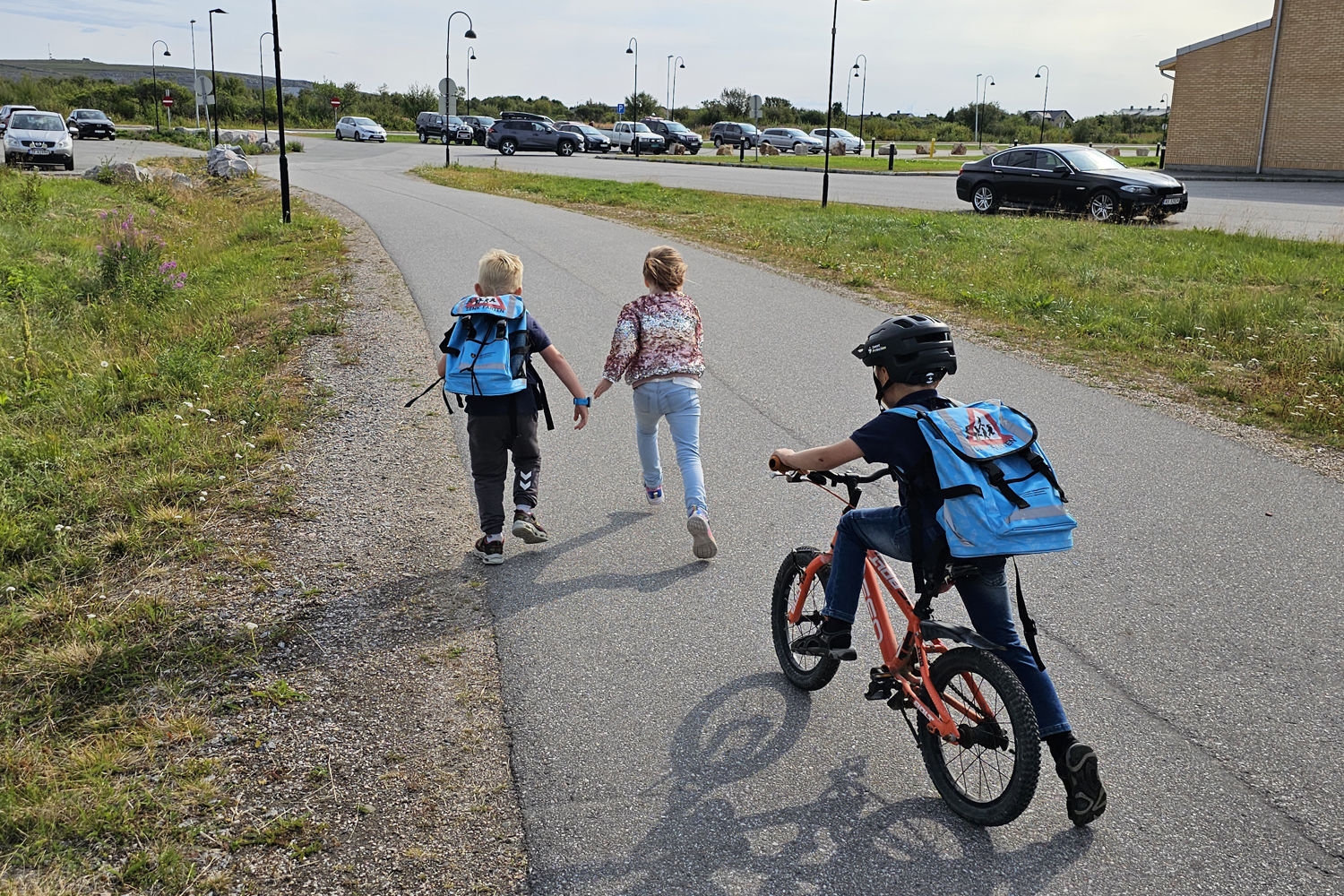 Barn på fots og sykkel i Sør-Varanger på vei til skolen.
