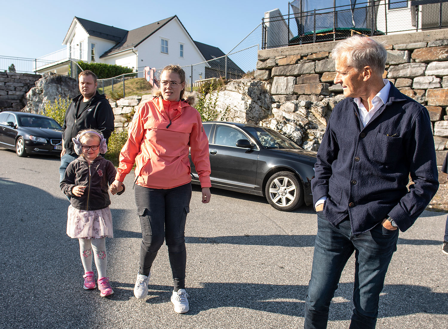 Milla-Sofie (6) t.v. har sterkt nedsatt syn og trenger briller. Her sammen med mor Jannike Elise Nielsen og far Marius i bakgrunnen, da Ap-leder Jonas Gahr Støre besøkte familien i september og lovet forbedringer i brillestøtteordningen.