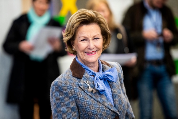 Dronning Sonja markerer 82-årsdagen sin privat 4. juli. Her under et besøk ved Apalløkka skole i Oslo i desember 2018.