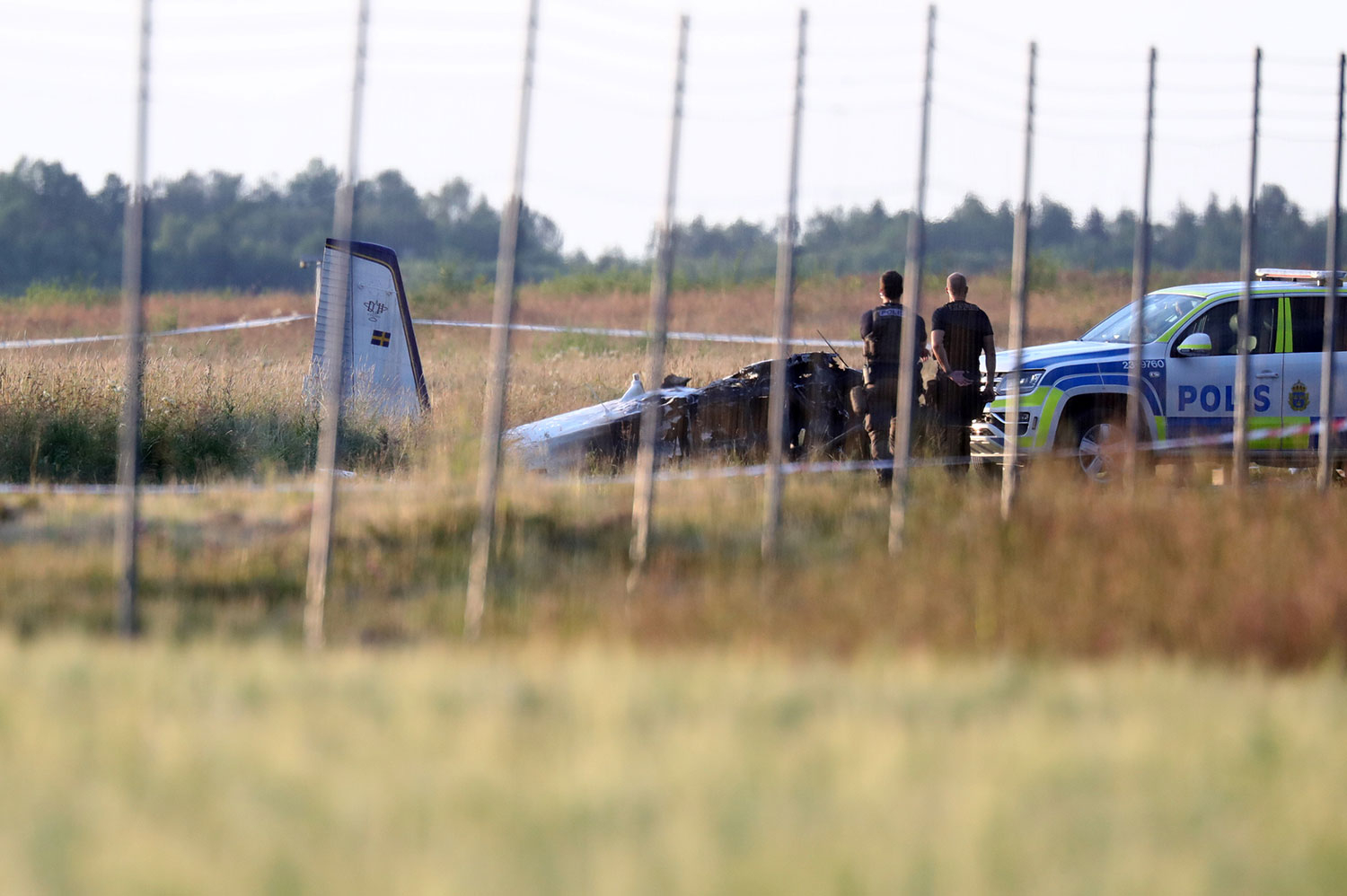 Et fly med åtte fallskjermhoppere og én flyger om bord styrtet da det skulle ta av fra flyplassen i Örebro i Sverige torsdag. Alle om bord mistet livet.