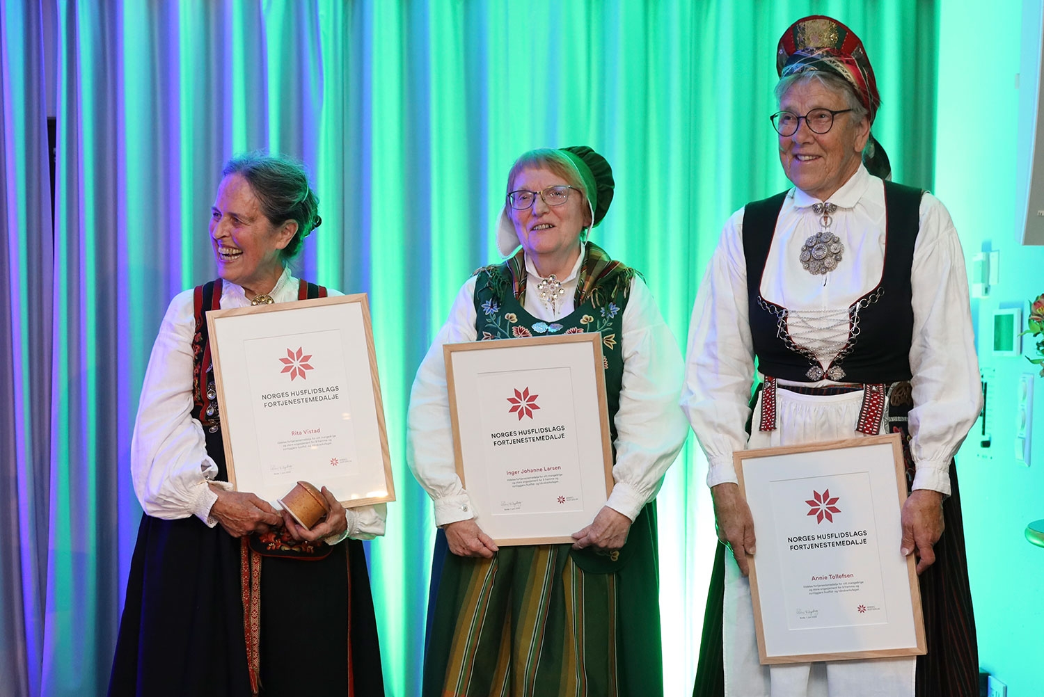 Tre fortjenestemedaljer ble delt ut under Norges Husflidslags landsmøte 1. juni 2024. F.v. Rita Vistad, Inger Johanne Larsen og Annie Tollefsen.