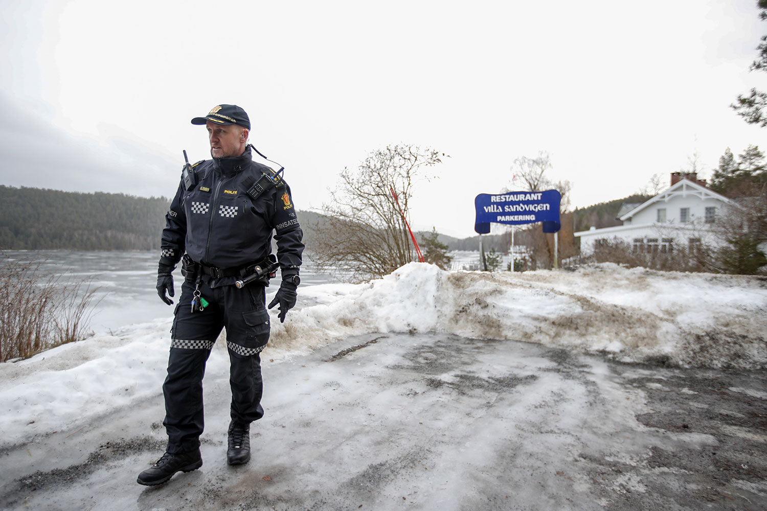 Politiet ved innsatsleder Anders Strømsæther etterforsker funnet av en død person på Gjersjøen i Nordre Follo som et mistenkelig dødsfall.