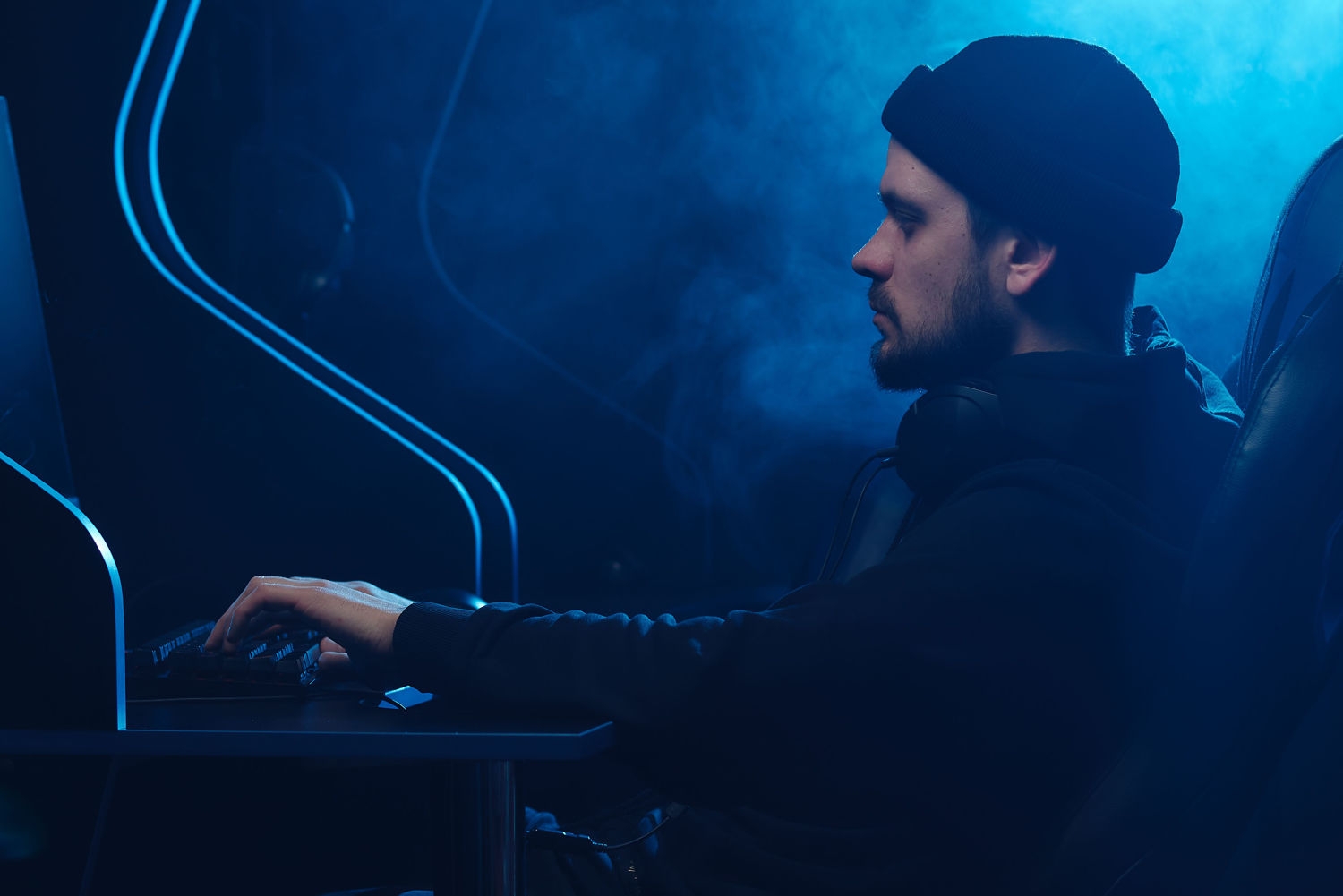 Det holder ikke lenger å se etter skrivefeil eller rare e-postadresser. Svindlere har blitt langt flinkere enn før, og med hjelp av kunstig intelligens lager de meldinger, telefonsamtaler og nettsteder som ser overraskende ekte ut.
