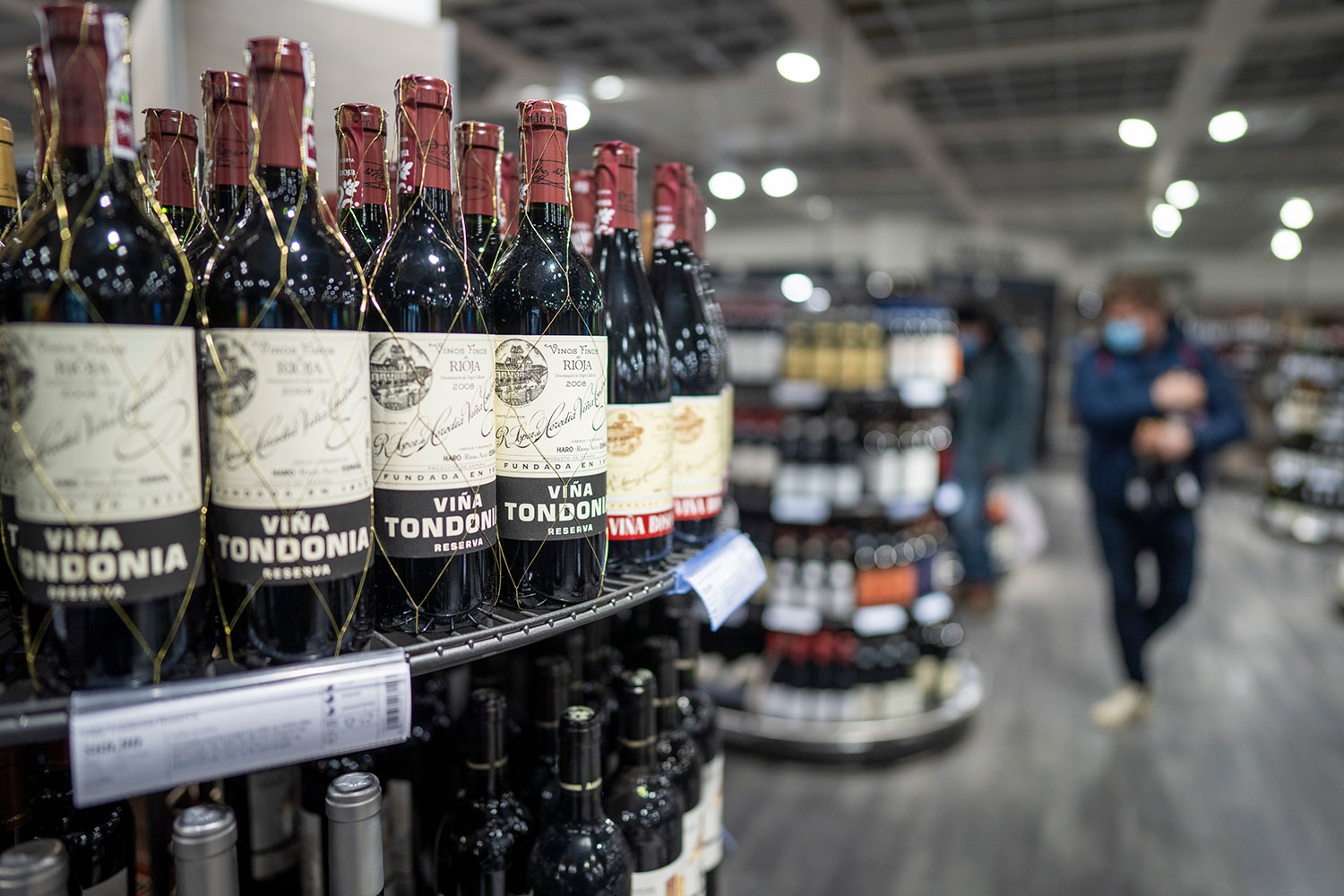 Lorentzen forteller at flere kjøper lysere og lettere produkter, fremfor de mørke og tunge varene, som rødvin og brunt brennevin.