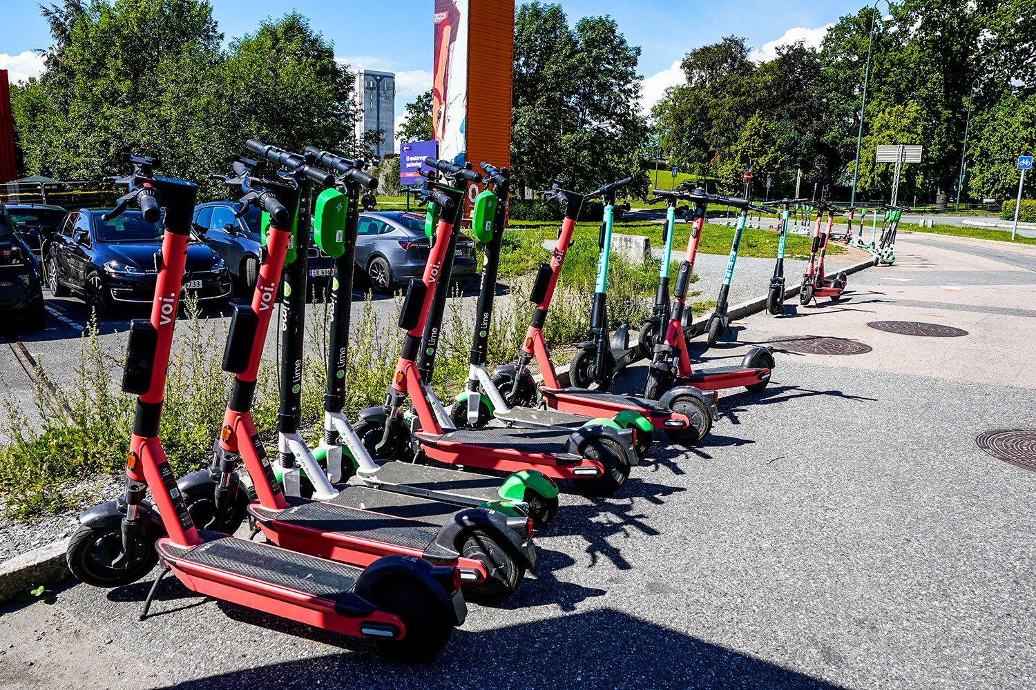 Både utleieselskapene Tier og Voi sier de øker prisene med rundt 20 prosent på grunn av nye krav til ansvarsforsikring.