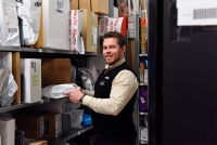 Butikksjef Arnt Christoffer Weberg Schjong hos Spar, Post i Butikk på Sundvollen, oppfordrer folk til å hente pakkene, så det ikke hopper seg opp i hyllene.