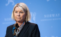 Justis- og beredskapsminister Monica Mæland (H) ønsker nye regler for informasjonsdeling mellom forskjellige etater for å bedre kampen mot arbeidslivskriminalitet. Nå sender hun ut på høring et nytt forslag om deling og behandling av taushetsbelagte opplysninger.