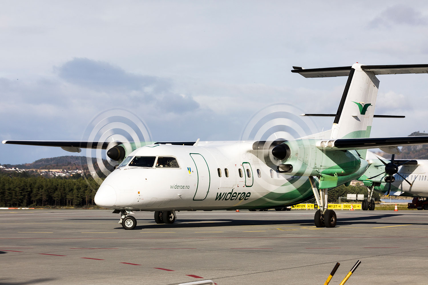 Snart kan passasjerer trå ut av Widerøes Dash 8-og fortsette reisen med Norwegian på samme billett.