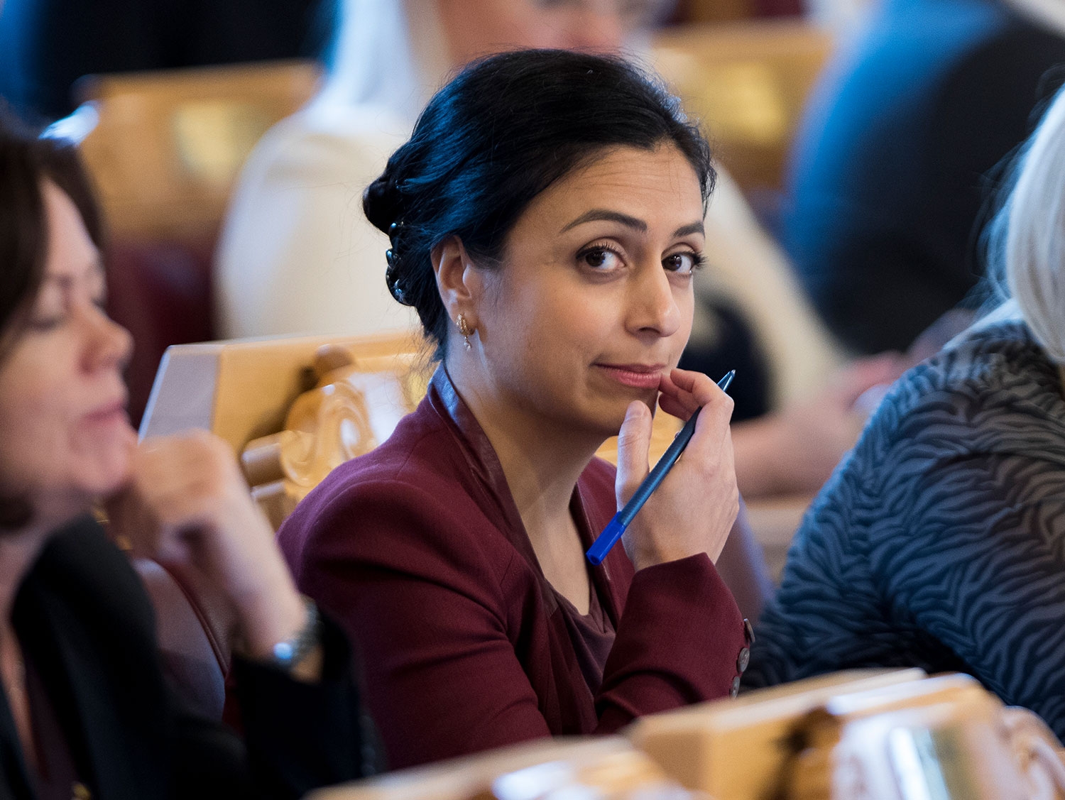 Hadia Tajik foreslår i Arbeiderpartiets alternative budsjett å innføre et tak på momsfritaket for elbiler.