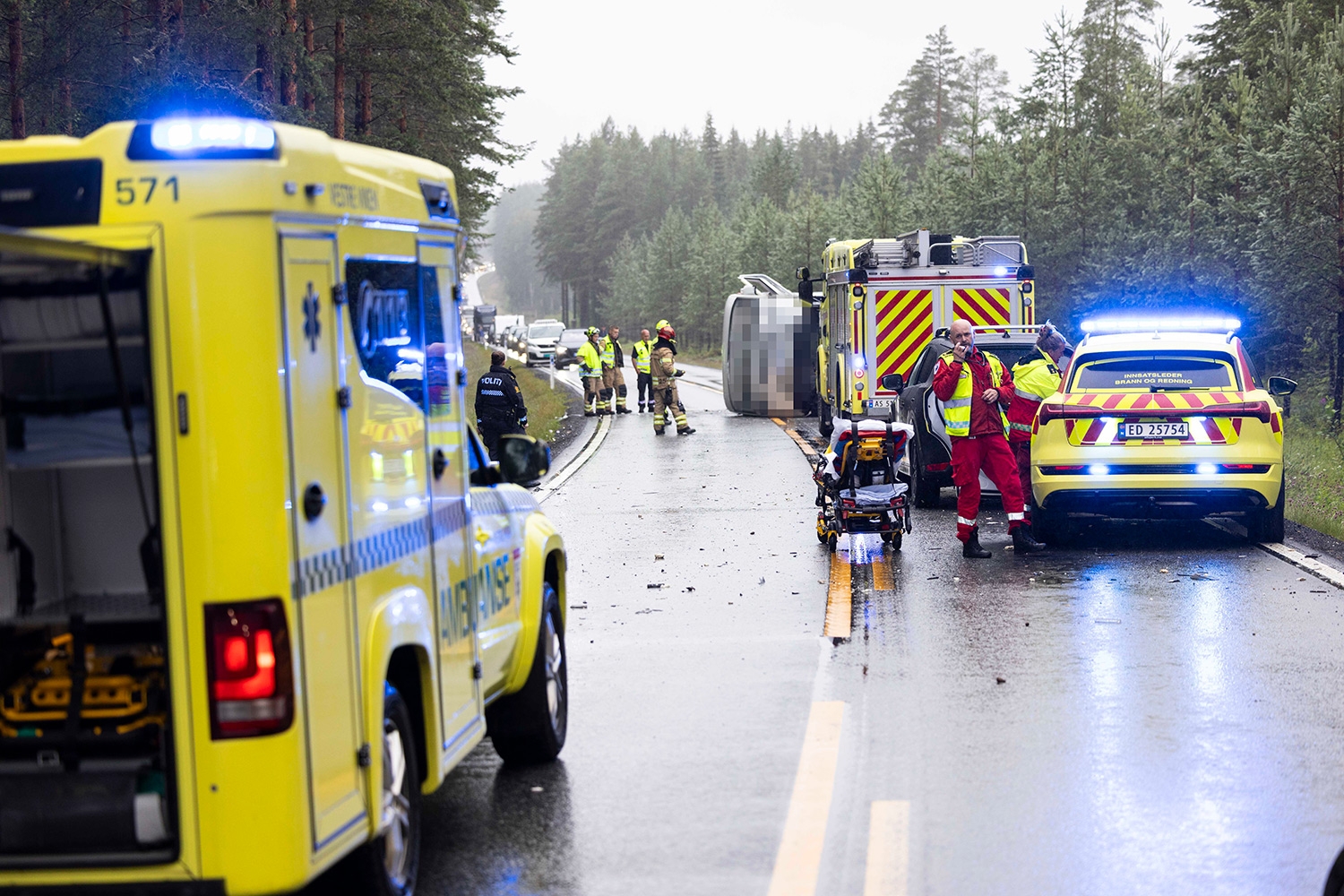 Nødetatene jobber på stedet. To personer er alvorlig skadet og to er lettere skadet i en kollisjon mellom en varebilbil og en bobil på E16 i Ringerike.