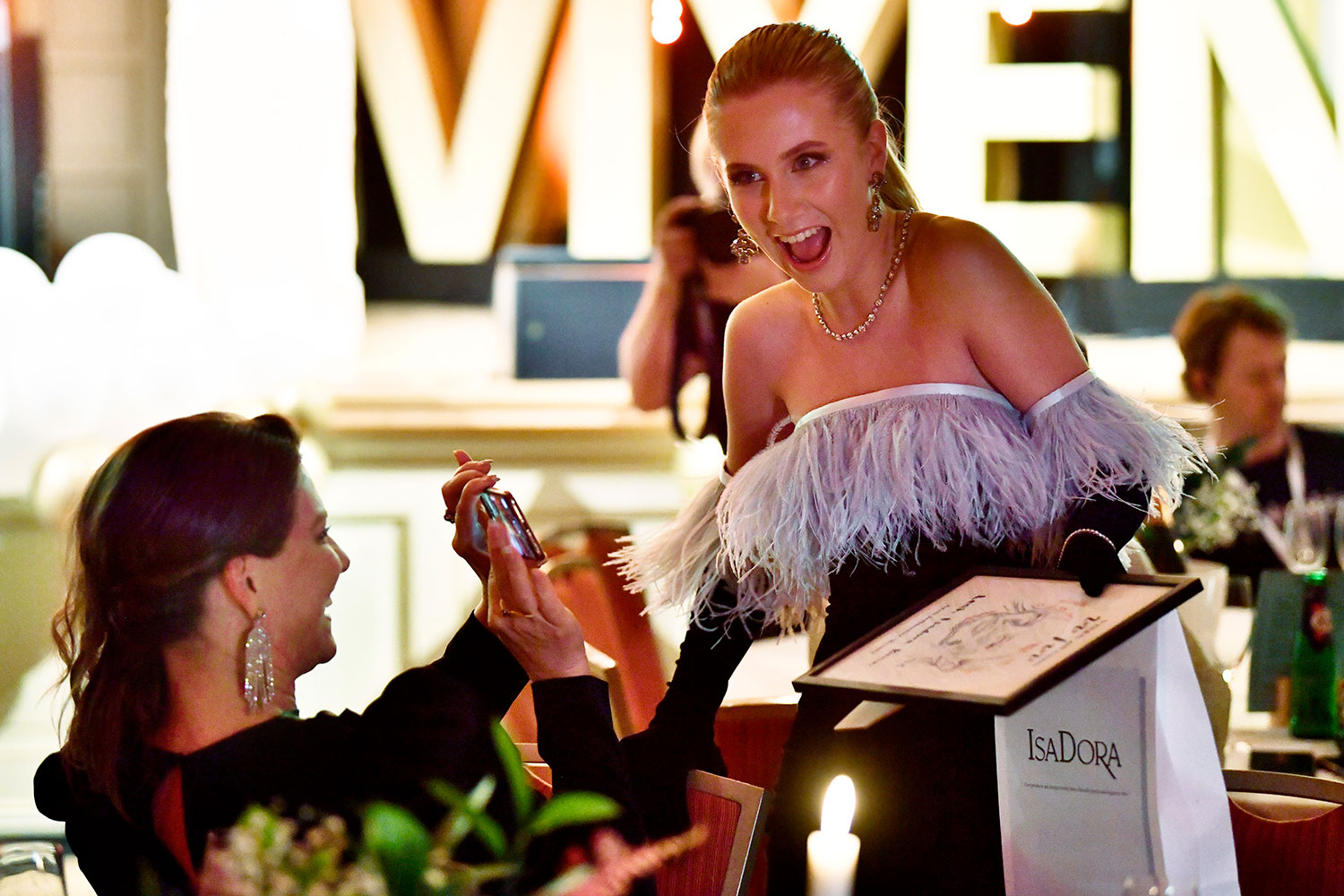 «Årets influencer: Beauty»-prisen gikk til Leah Isadora Behn som her blir filmet av sin mor Märtha Louise (t.v.) under Vixen awards 2021 på den Gamle Logen Oslo.