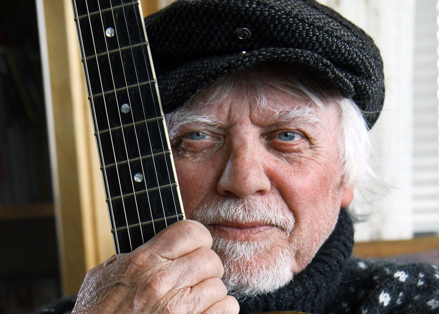 Trond Granlund er 71 år og aktuell med albumet «Sanger jeg lærte av Jokke». Her er han hjemme i stuen på Lørenskog.
