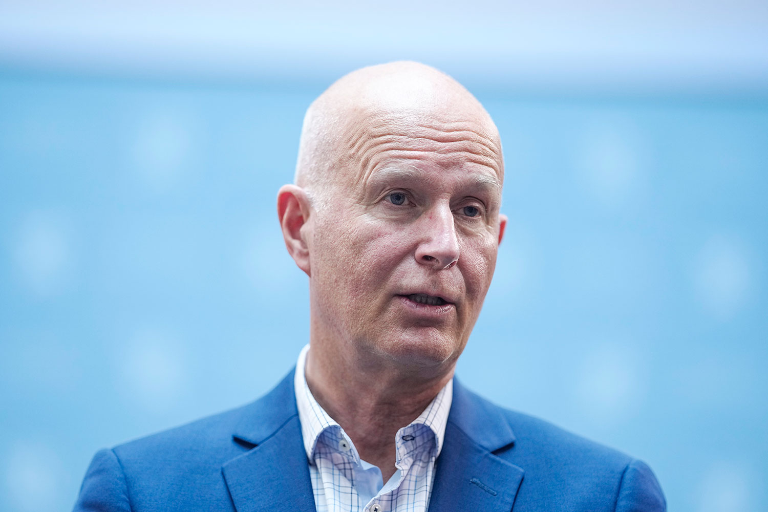 Helsedirektør Bjørn Guldvog tror færre må gå i karantene og isolasjon utover høsten og vinteren.