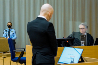 Terrordømte Anders Behring Breivik og forsvarer Øystein Storrvik i den provisoriske rettssalen i Skien fengsel der han begjærte seg prøveløslatt.