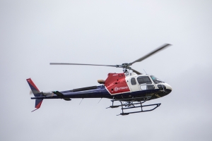Et helikopter fra Helitrans avbildet over Lillestrøm i juni 2020.