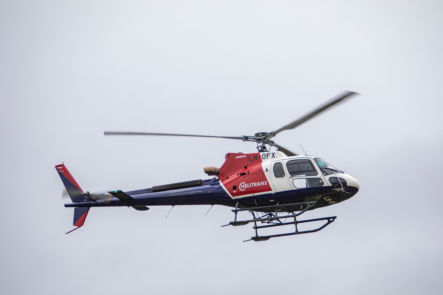 Et helikopter fra Helitrans avbildet over Lillestrøm i juni 2020.