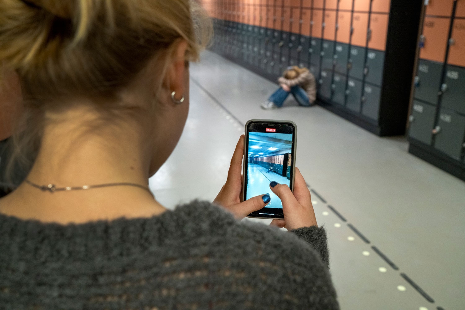 Det er flere jenter enn gutter som opplever at de blir mobbet.